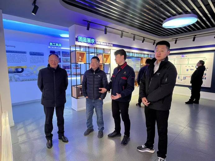 紫金環(huán)?？萍加邢薰镜浇ú墓究疾旖涣?></span></div>
								<h3>紫金環(huán)保科技有限公司到建材公司考察交流</h3>
								<p>1月13日，紫金環(huán)?？萍加邢薰军S宜彬一行到建材公司考察交流。公司黨委書記王伍升，總經(jīng)理查全鋼以及建材公司相關(guān)負(fù)責(zé)人陪同。建材公司負(fù)責(zé)人詳細(xì)介紹了該公司膠凝材料的研發(fā)體系，技術(shù)服務(wù)模式和一體化運(yùn)維管理...</p>
							</div>
						</a>
					</li>
																				<li>
						<a href=