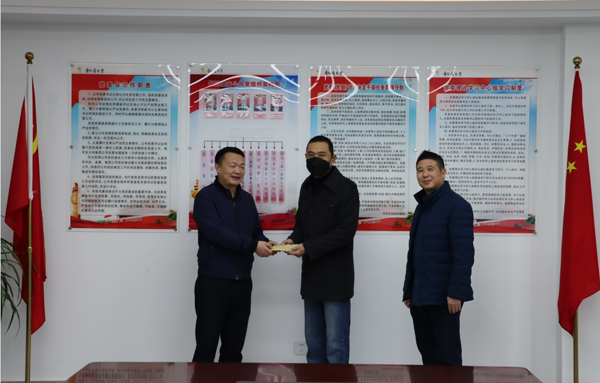 集團(tuán)公司黨委委員、副總經(jīng)理胡新付到公司走訪慰問